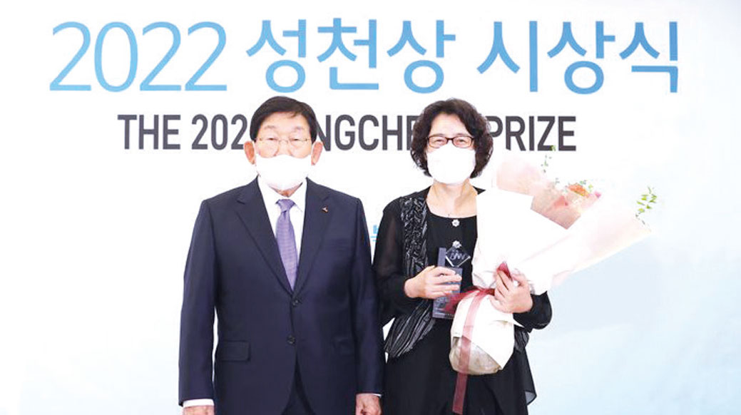 JW그룹, 제10회 성천상 시상식 개최… 최영아 센터장에 상패 수여 동문소식<BR>최영아 상패 수여